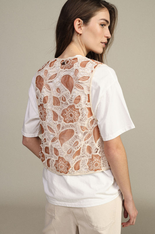T-shirt girocollo con inserto crochet frontale