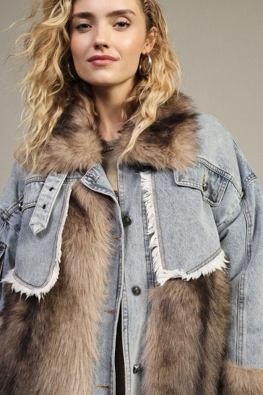 Giacca denim con inserti pelliccia e tasche frontali