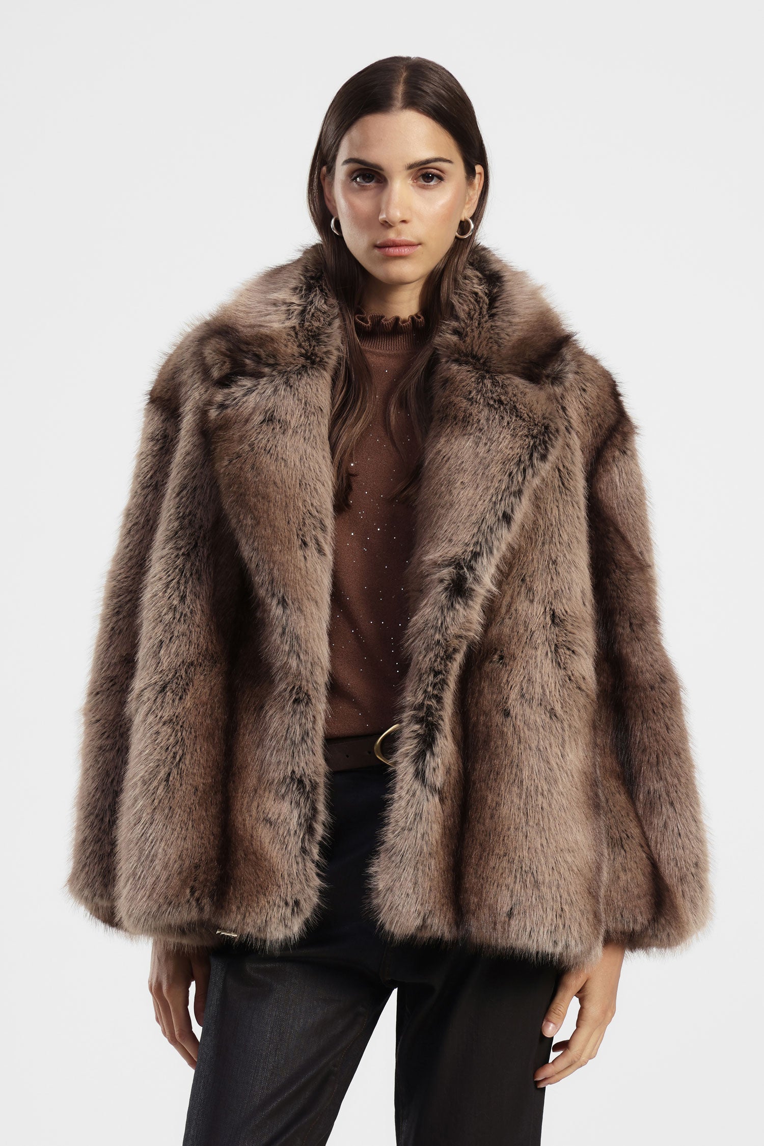 Eco-fur corta con ampio revers e volume