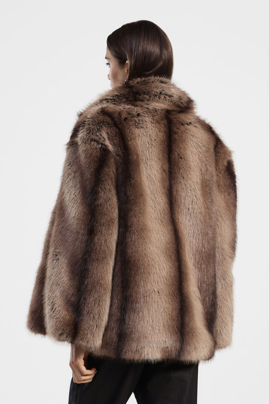 Eco-fur corta con ampio revers e volume