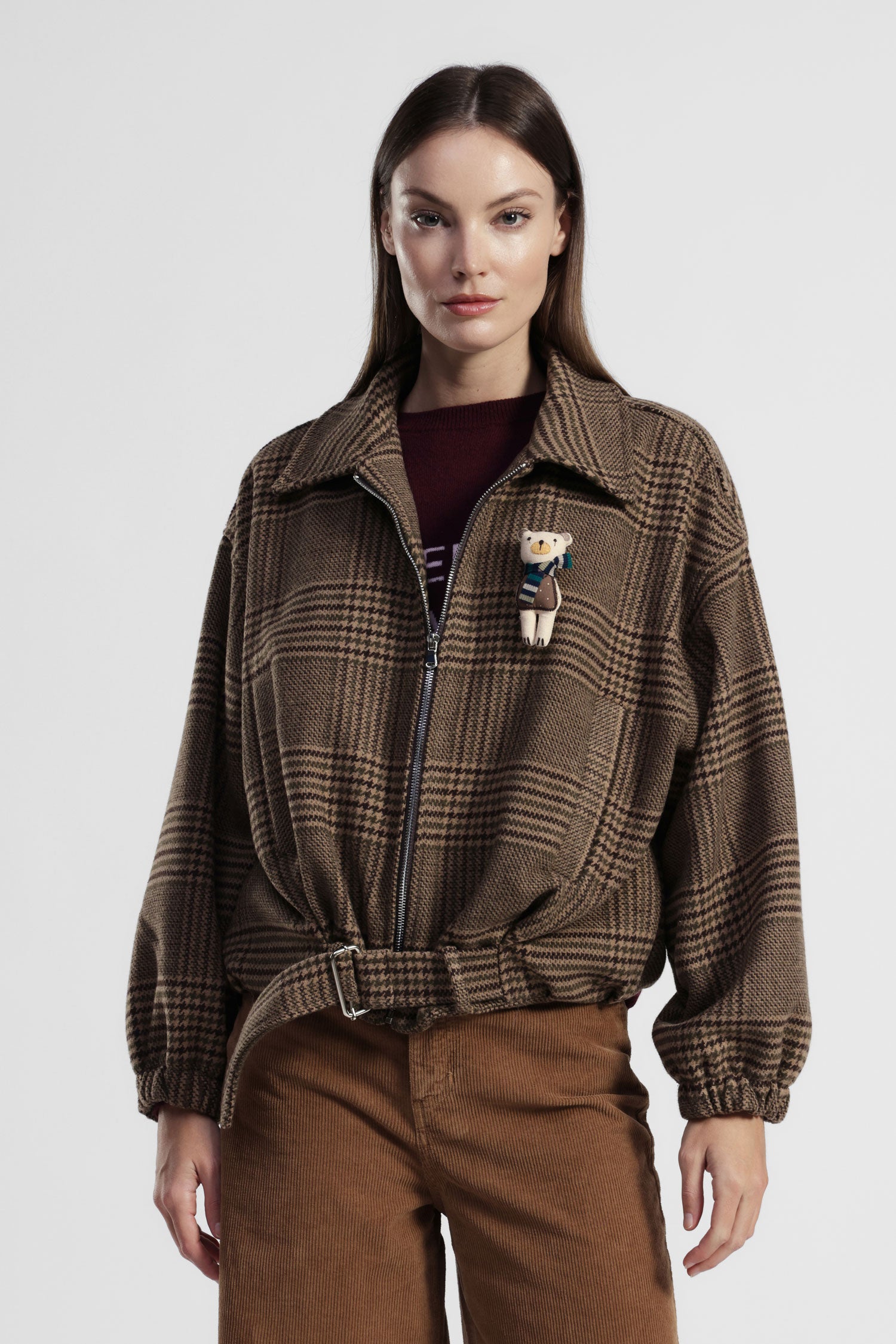 Bomber a quadri con cintura regolabile e spilla orsetto