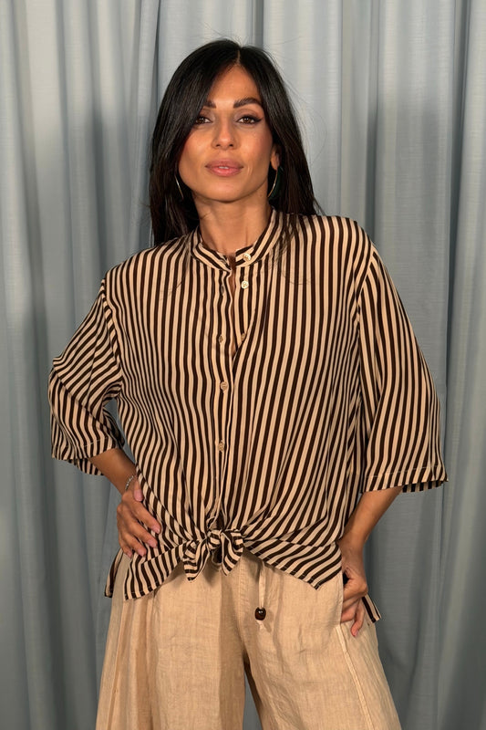 Camicia a righe con nodo frontale e maniche ampie