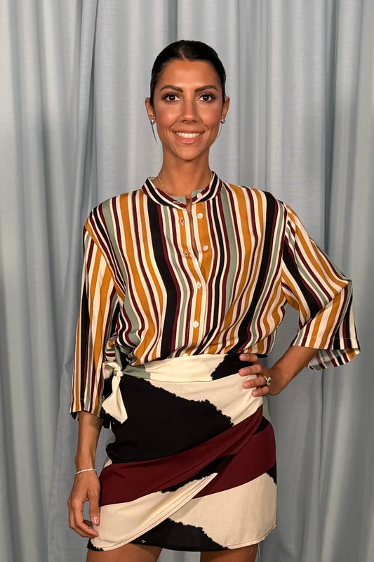 Camicia a righe con nodo frontale e maniche ampie