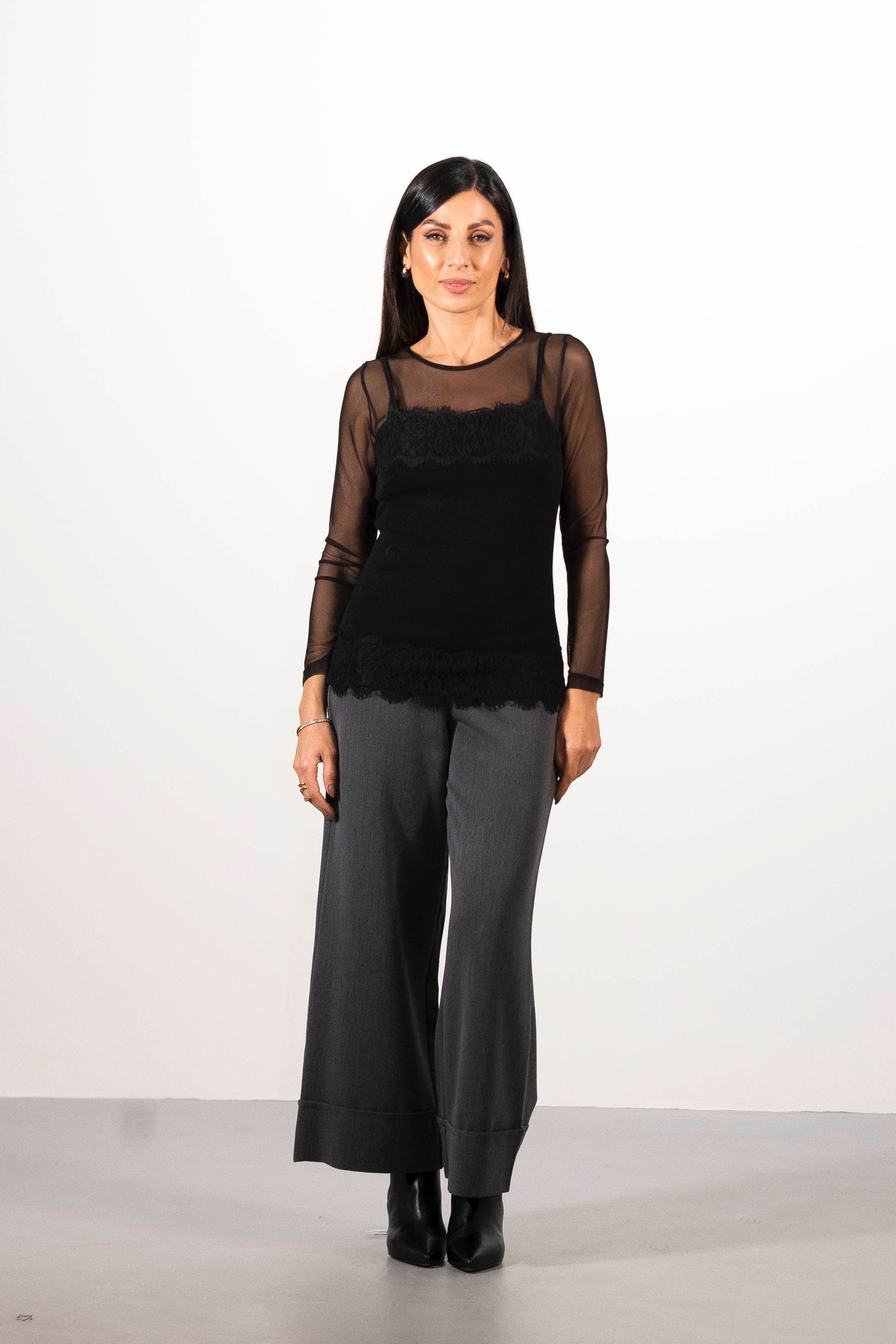 Maglione pullover trasparente con dettagli in pizzo