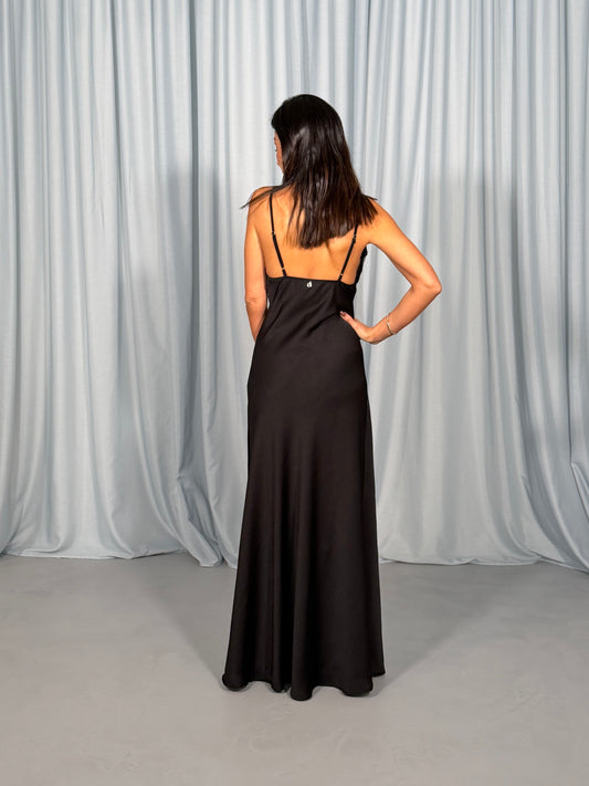 Abito lungo con inserti in pizzo e spalline sottili