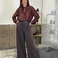 Pantaloni palazzo con cintura e design ampio
