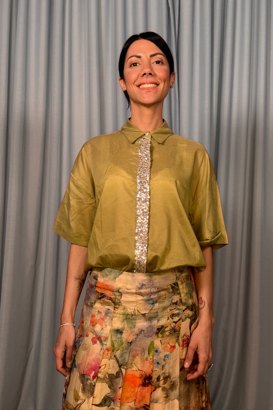 Camicia over corta con bottoni e maniche ampie