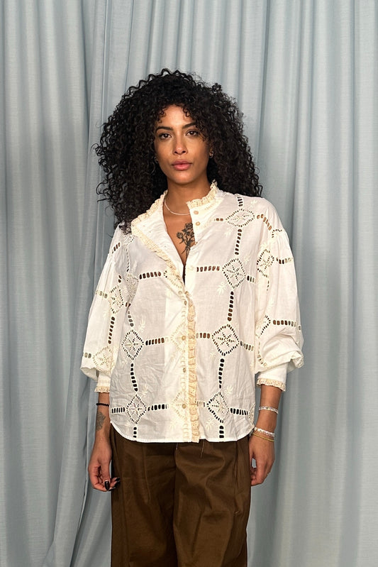 Camicia con ricami geometrici e collo arricciato