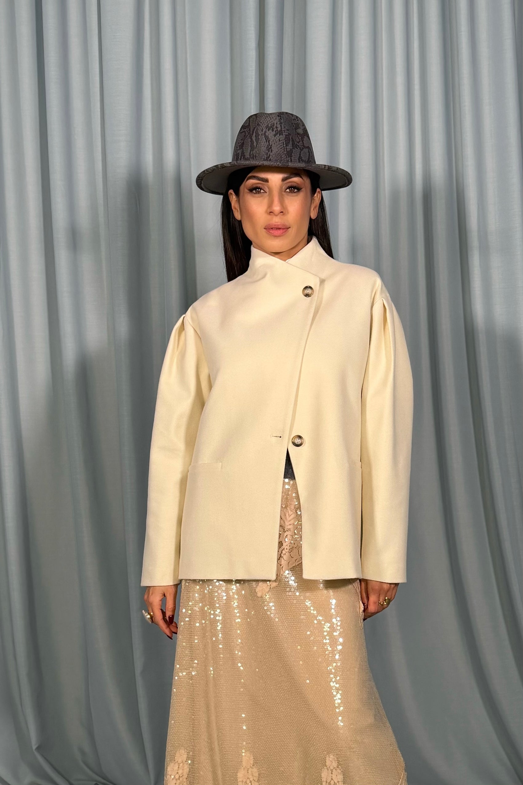 Outer jacket monopetto con collo asimmetrico