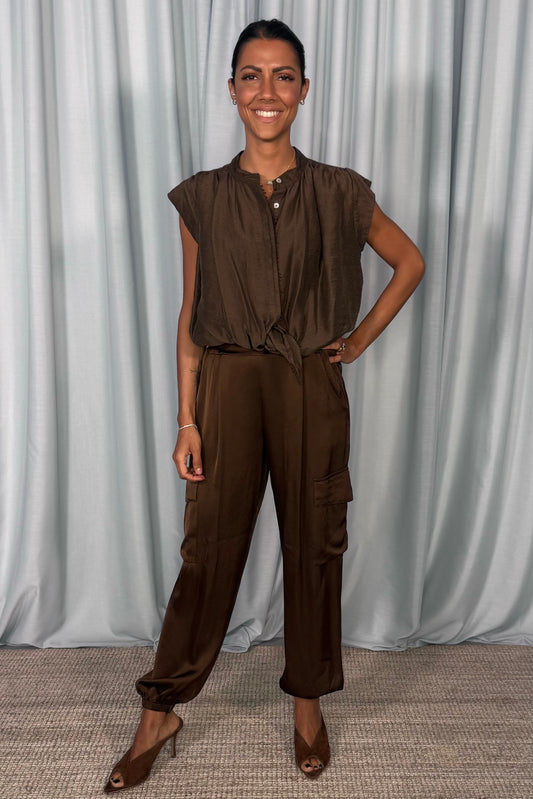 Trousers con tasche cargo e fondo elastico