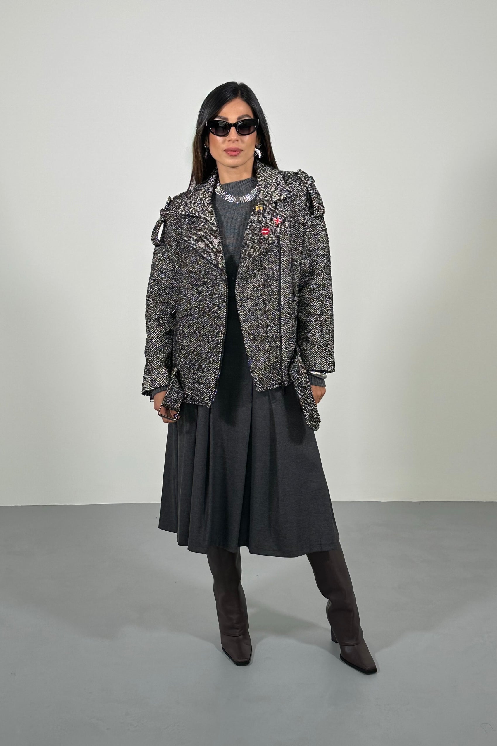 Bomber con zip, motivo spigato e spille decorative