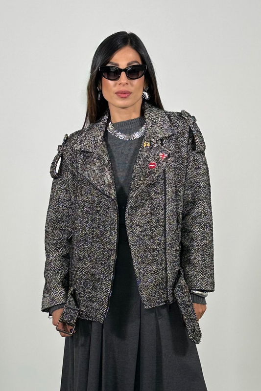 Bomber con zip, motivo spigato e spille decorative