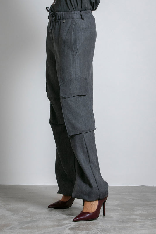 Pantaloni jogging con tasconi e coulisse al fondo