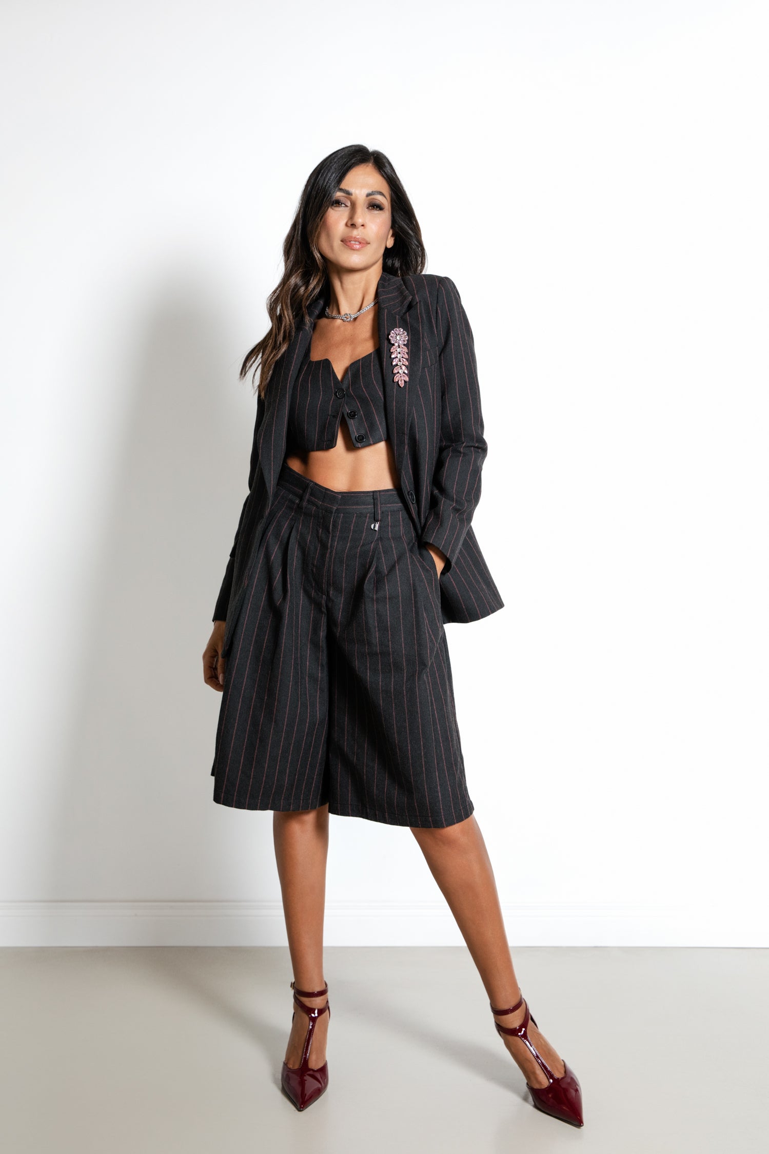 Blazer a righe con tasche e spilla gioiello