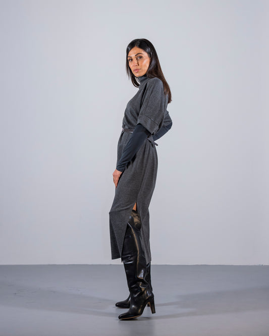 Abito midi con collo alto e cintura sottile