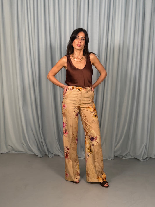 Canotta con scollo ampio e taglio morbido