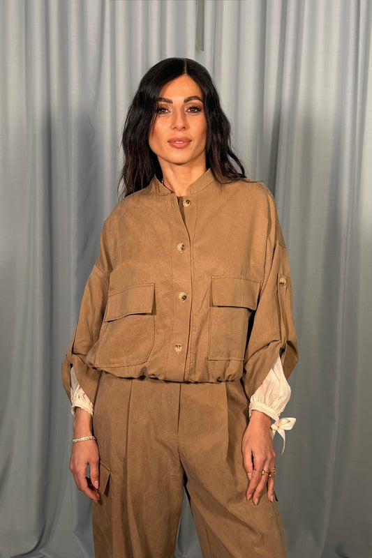 Giacca camicia con tasche frontali e fondo elastico