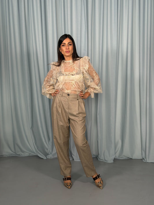 Pantaloni sartoriali con pinces e righe verticali
