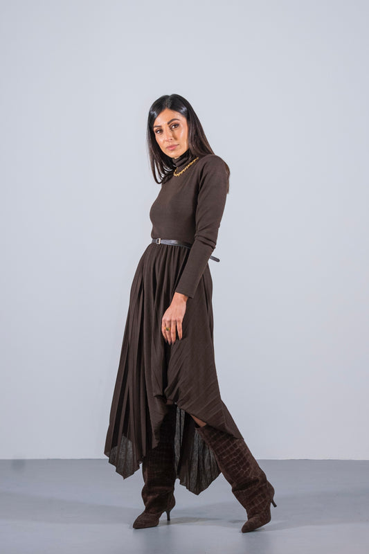 Abito lungo collo alto con gonna plissé asimmetrica