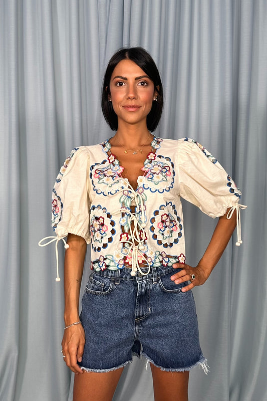Blusa corta con ricamo floreale e laccetti