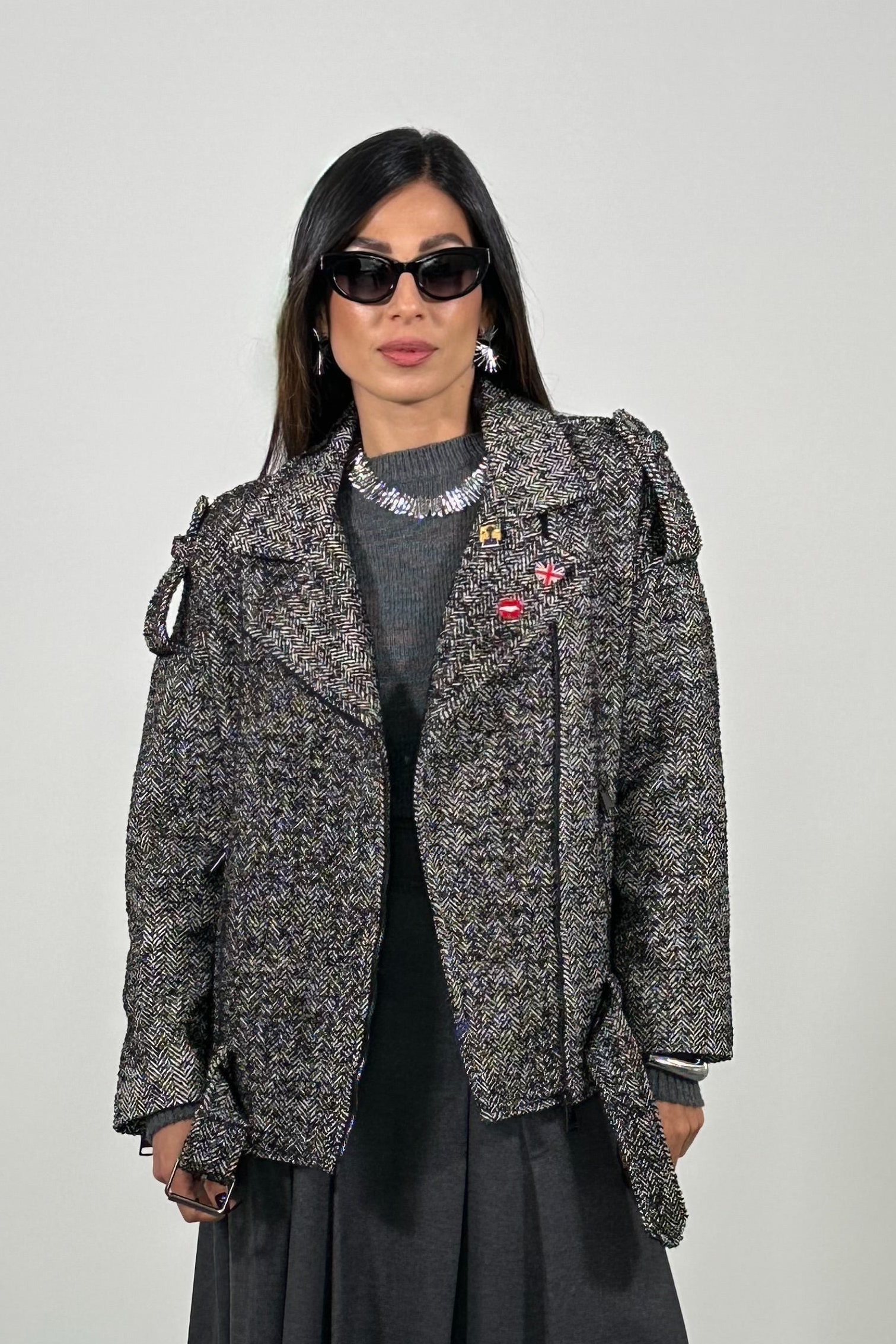 Bomber con zip, motivo spigato e spille decorative