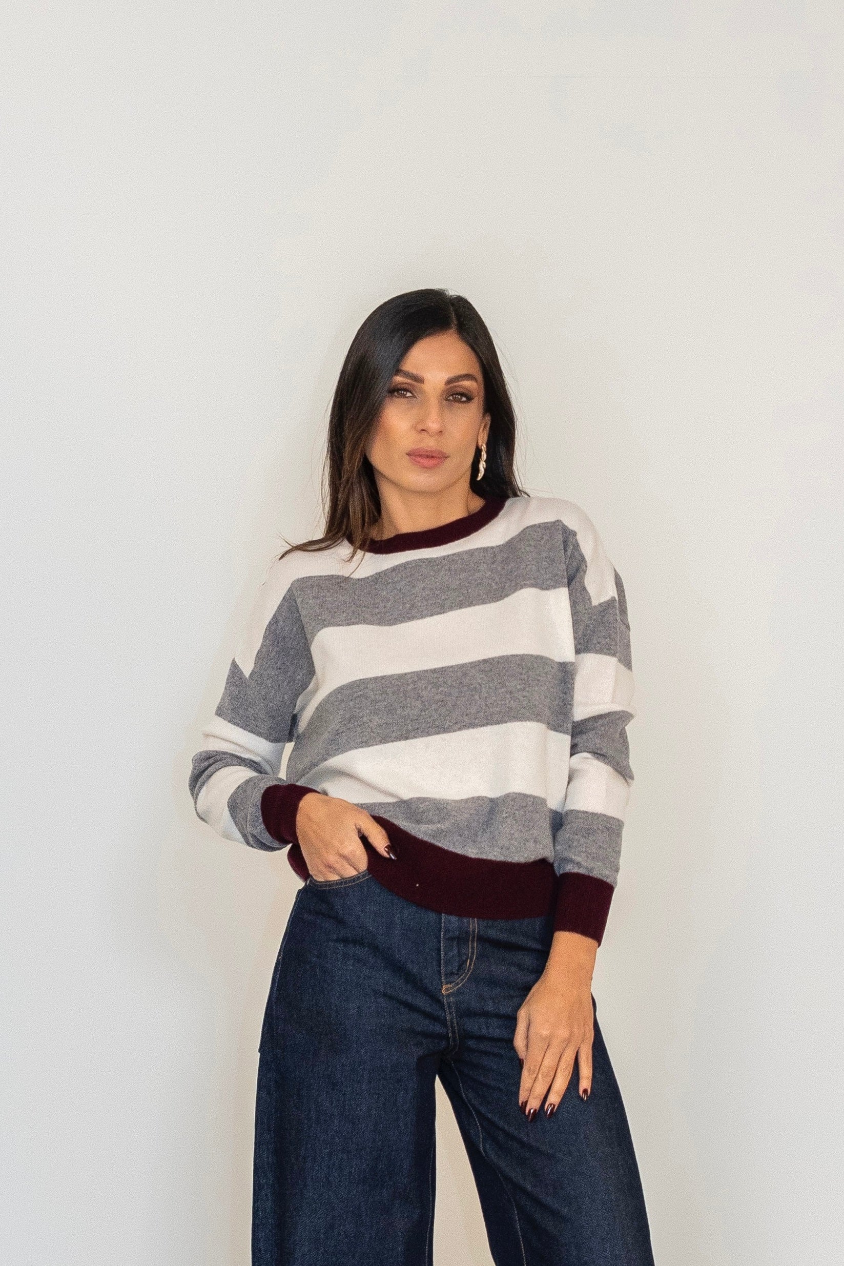 Maglione a righe con maniche lunghe e scollo tondo