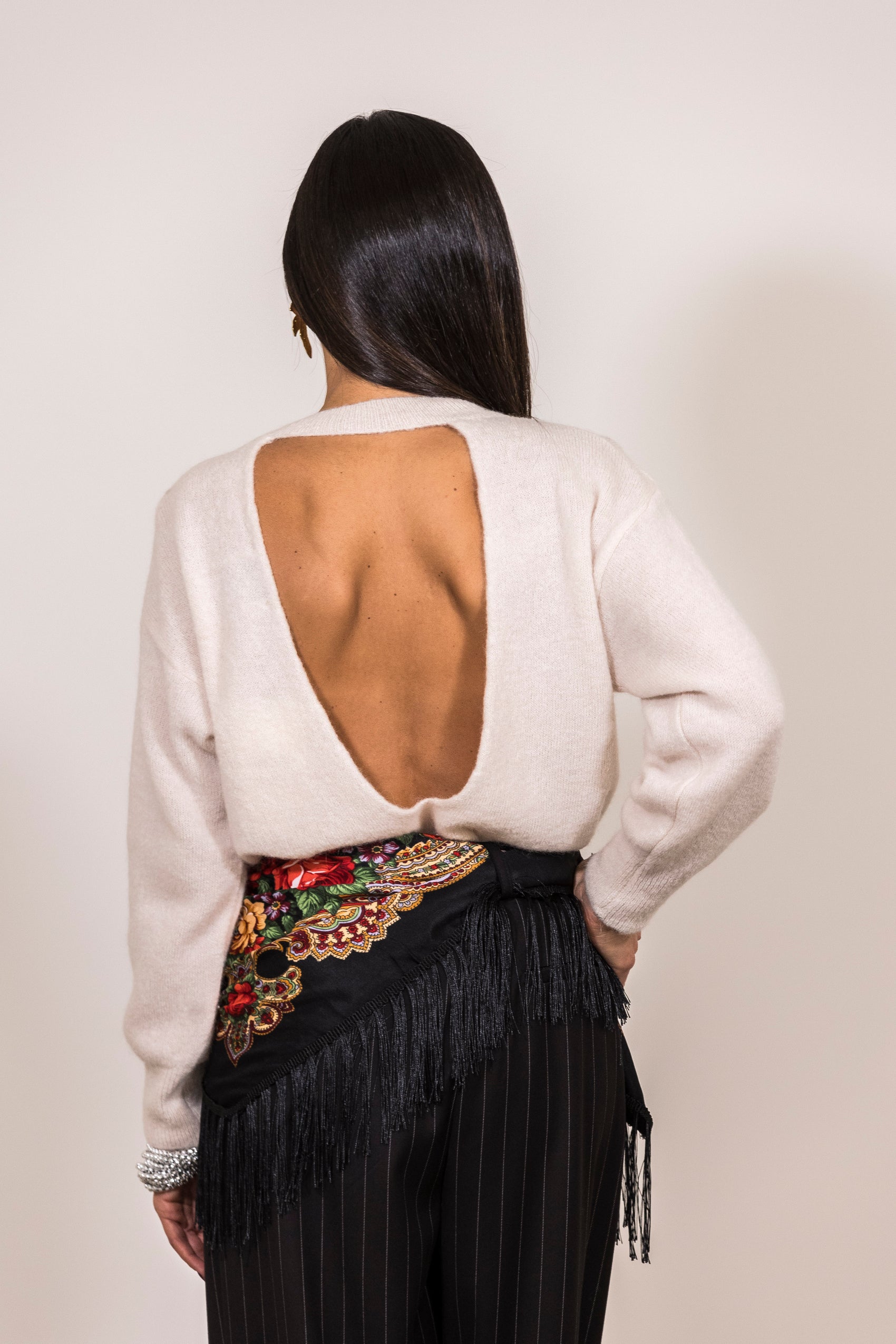 Maglione girocollo con scollo posteriore ampio