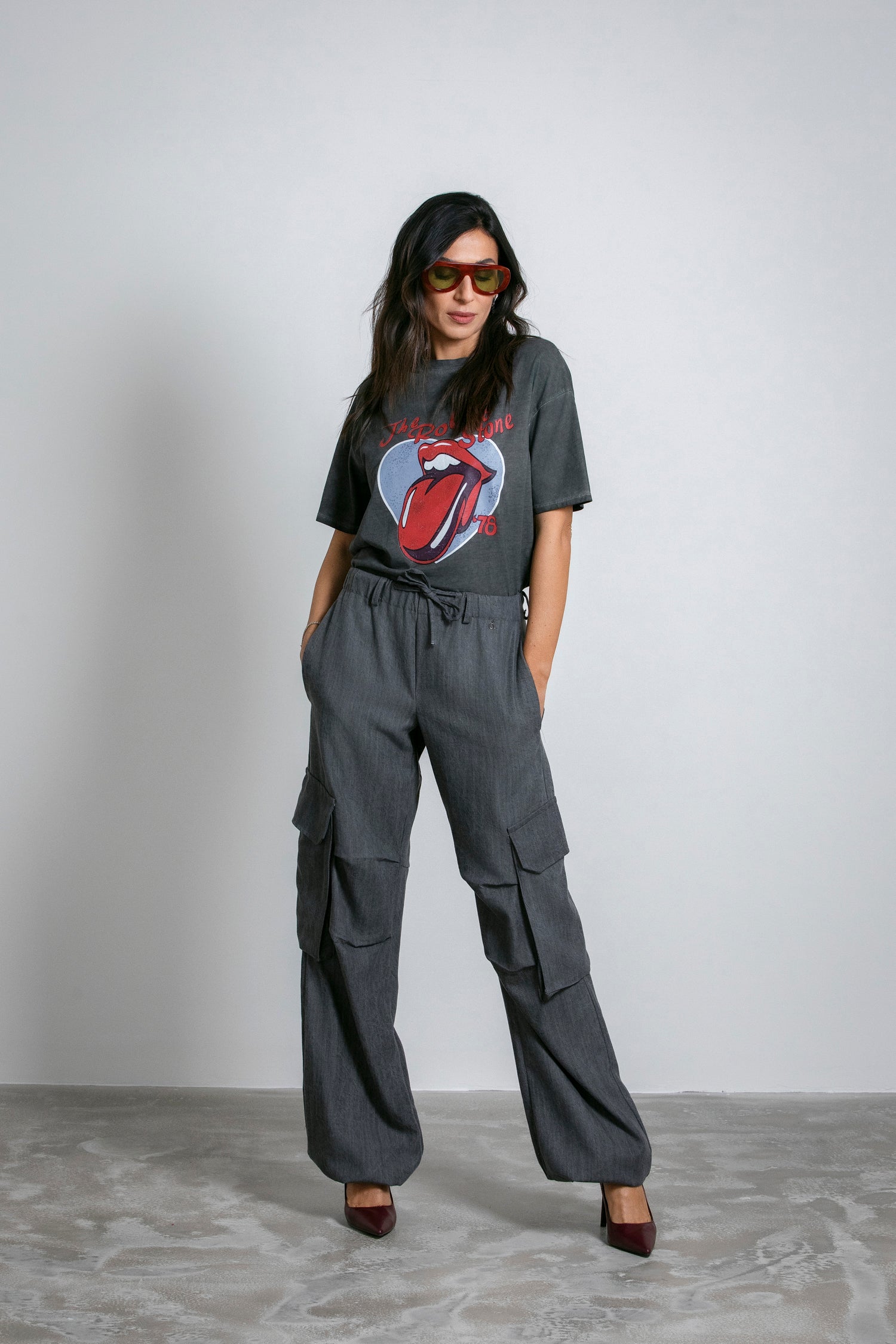 Pantaloni jogging con tasconi e coulisse al fondo