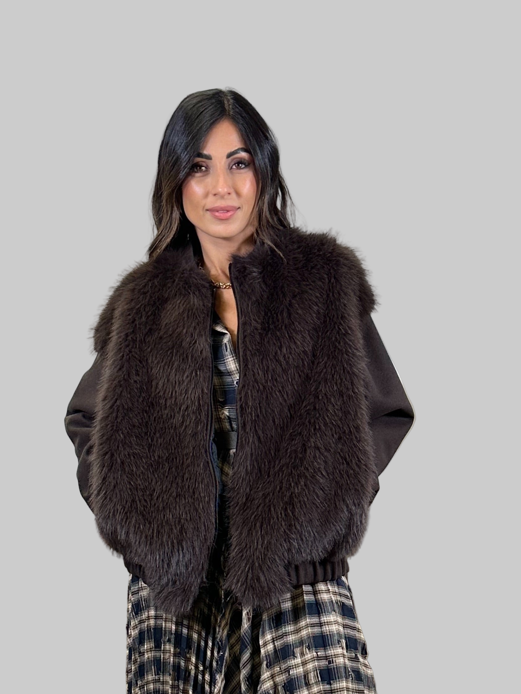 Eco-fur con zip e maniche a sbuffo