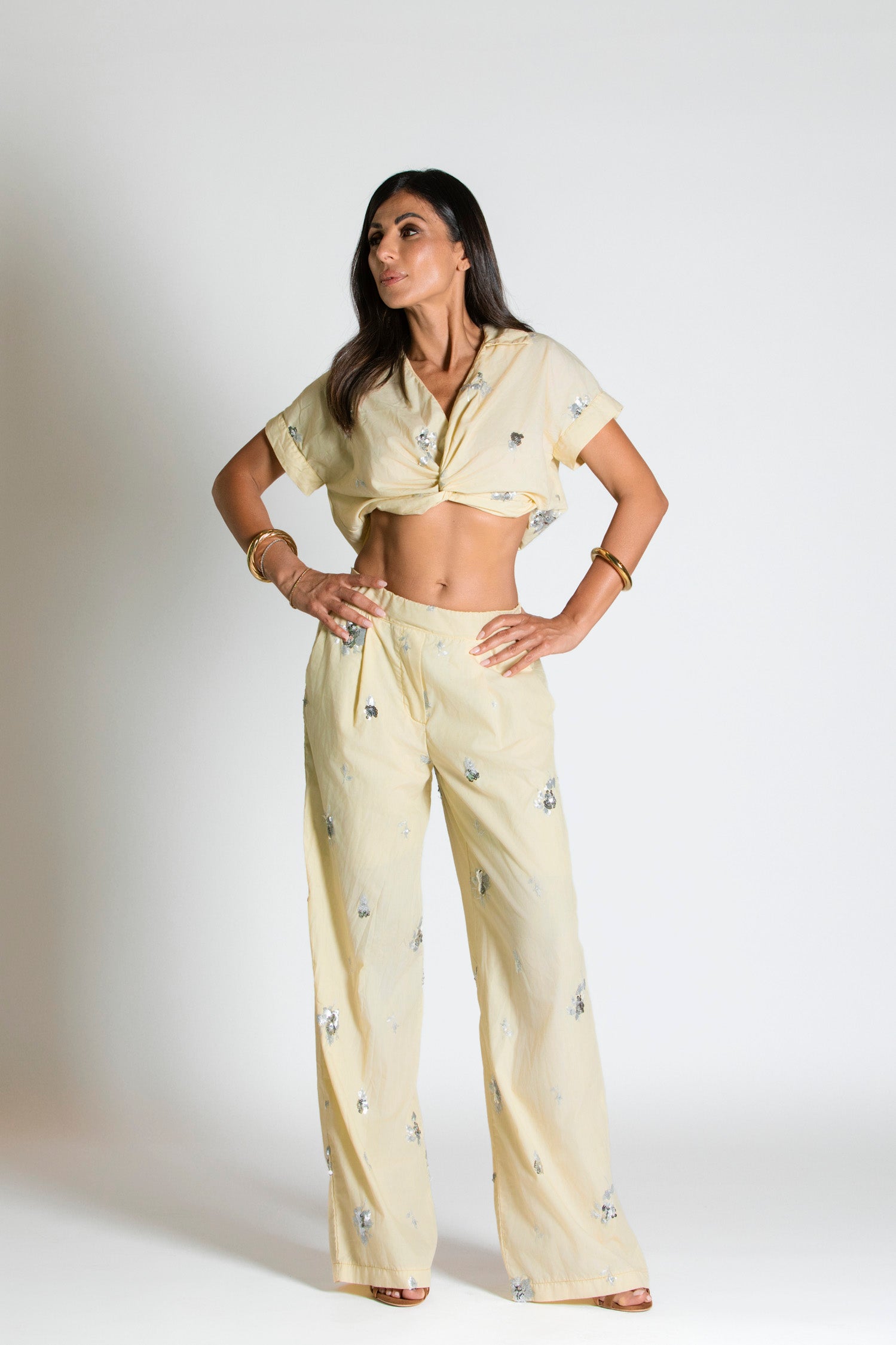 Pantalone ampio con paillettes decorative
