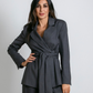 Blazer con cintura annodabile e rever classico