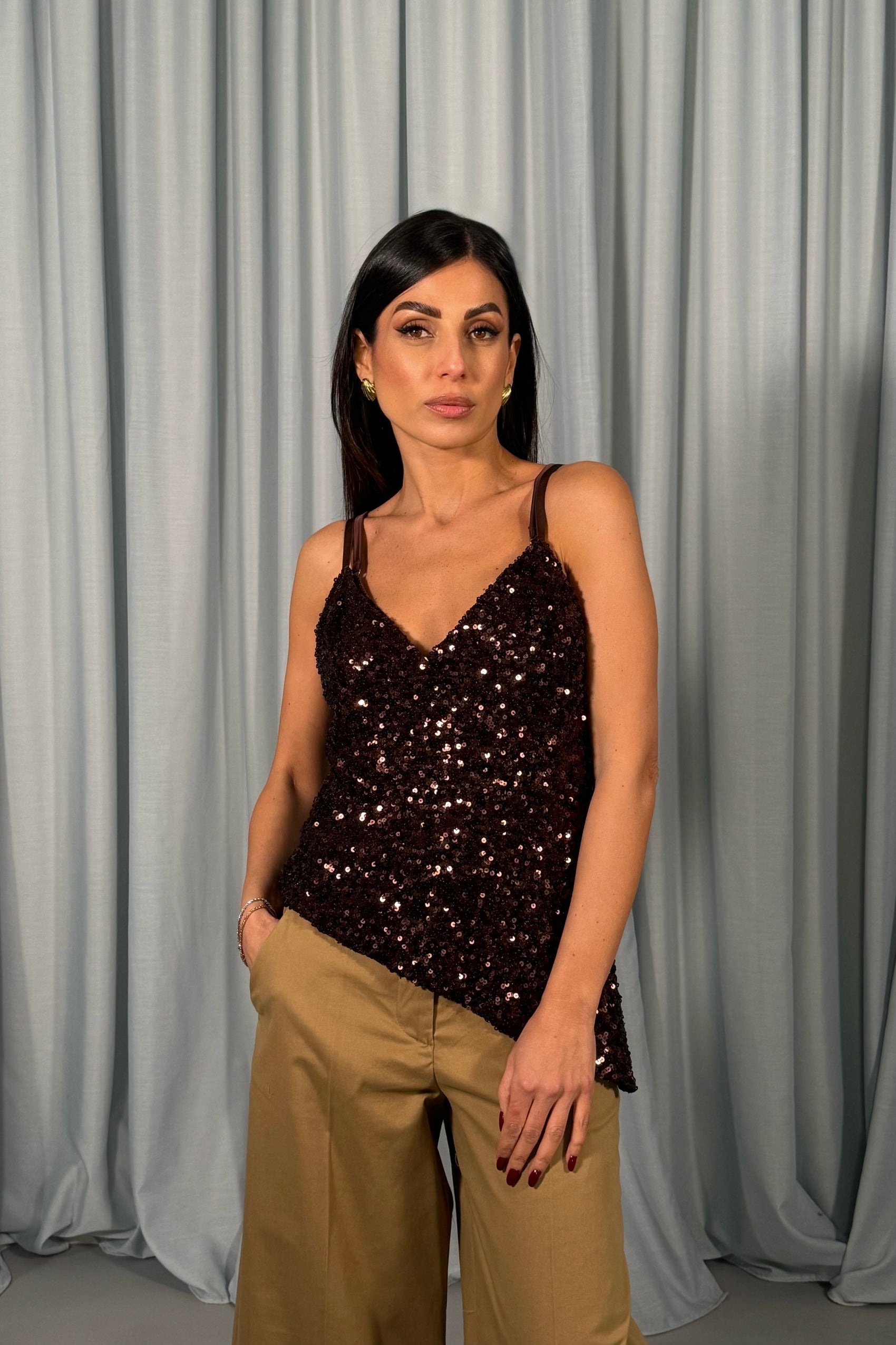 Top con paillettes e spalline sottili