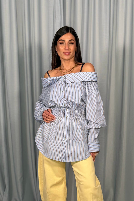 Camicia a righe con spalle scoperte e arricciatura