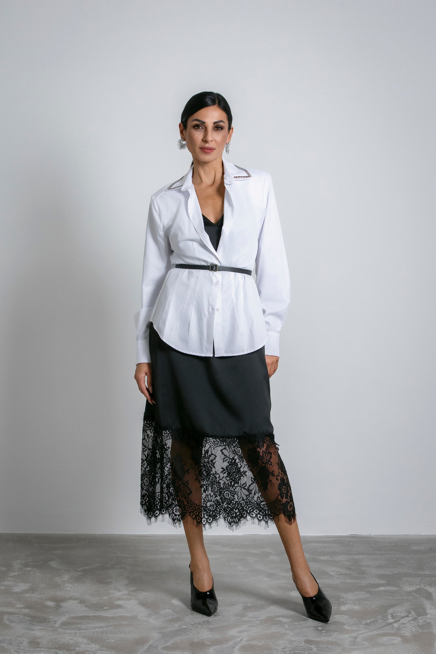 Abito midi camicia con cintura e dettagli pizzo