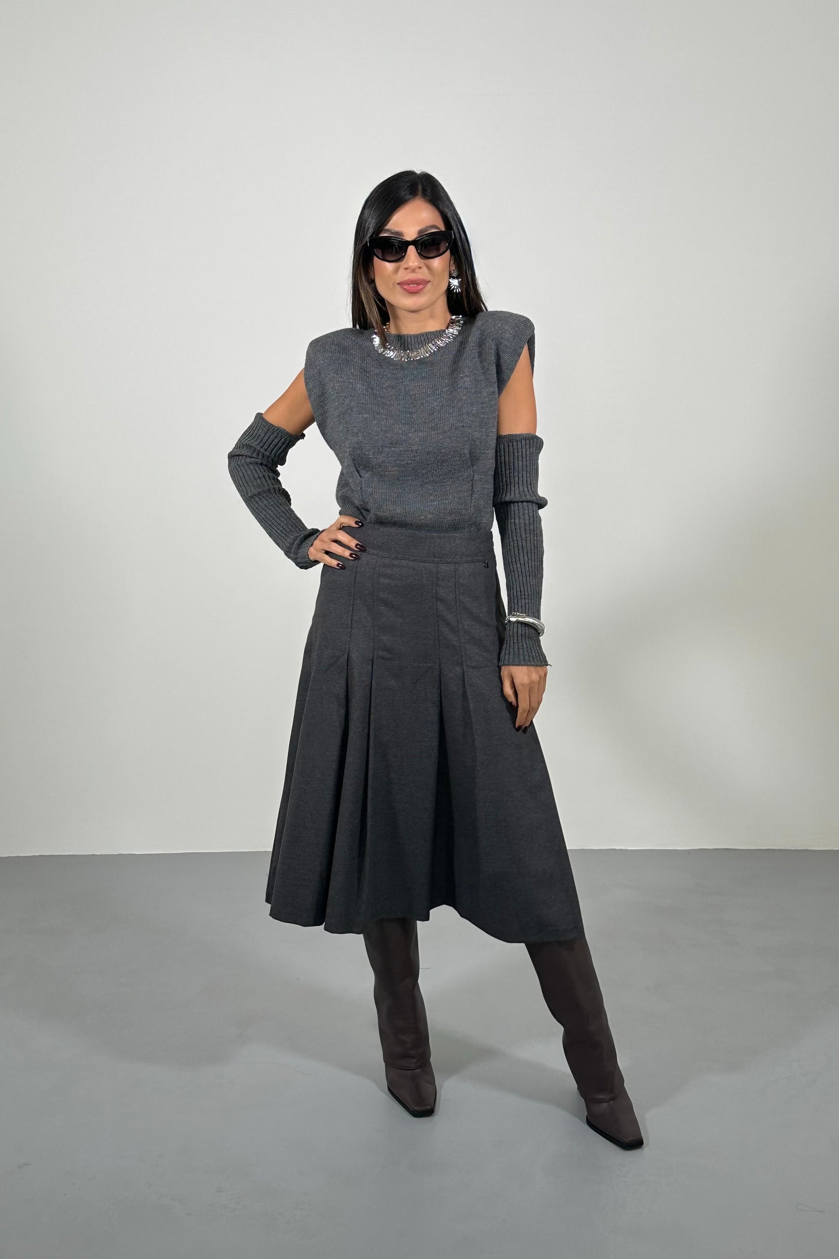 Gonna a pieghe con vita regolare e spacco centrale