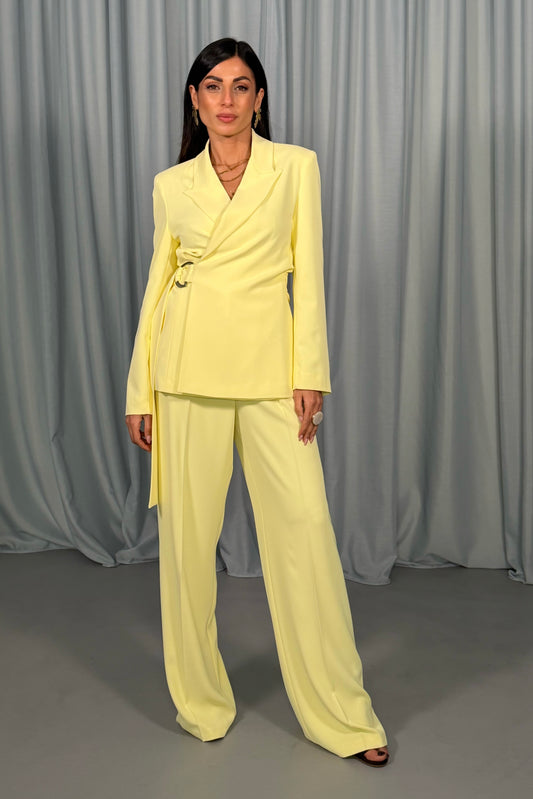 Blazer con cintura ad anello e revers classici