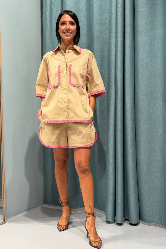 Shorts regular fit con bordo in pizzo a contrasto