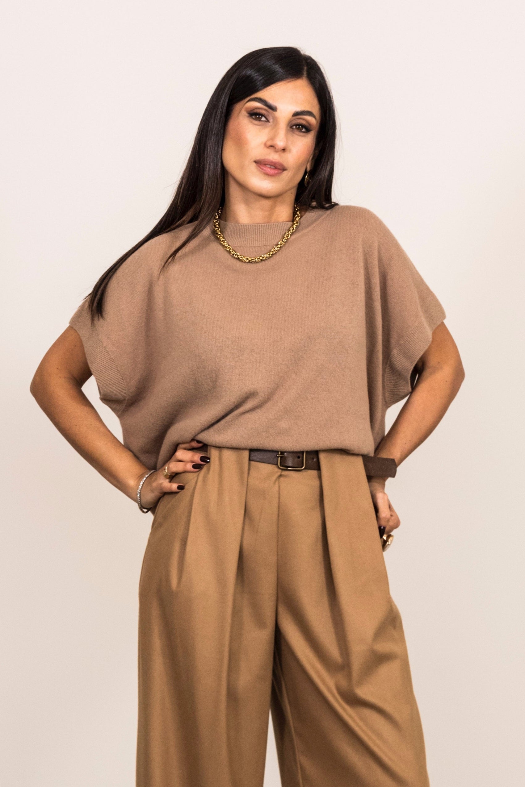 Maglia smanicata dal taglio morbido e girocollo