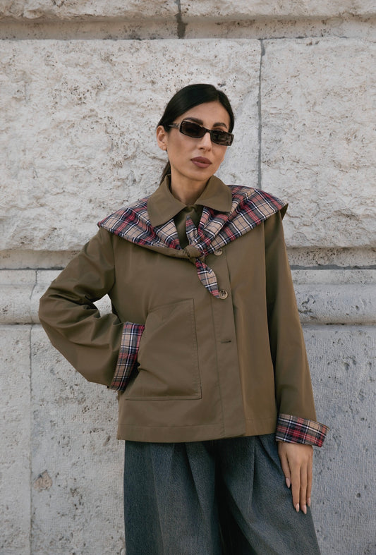Giacca camicia corta con collo e polsini a contrasto
