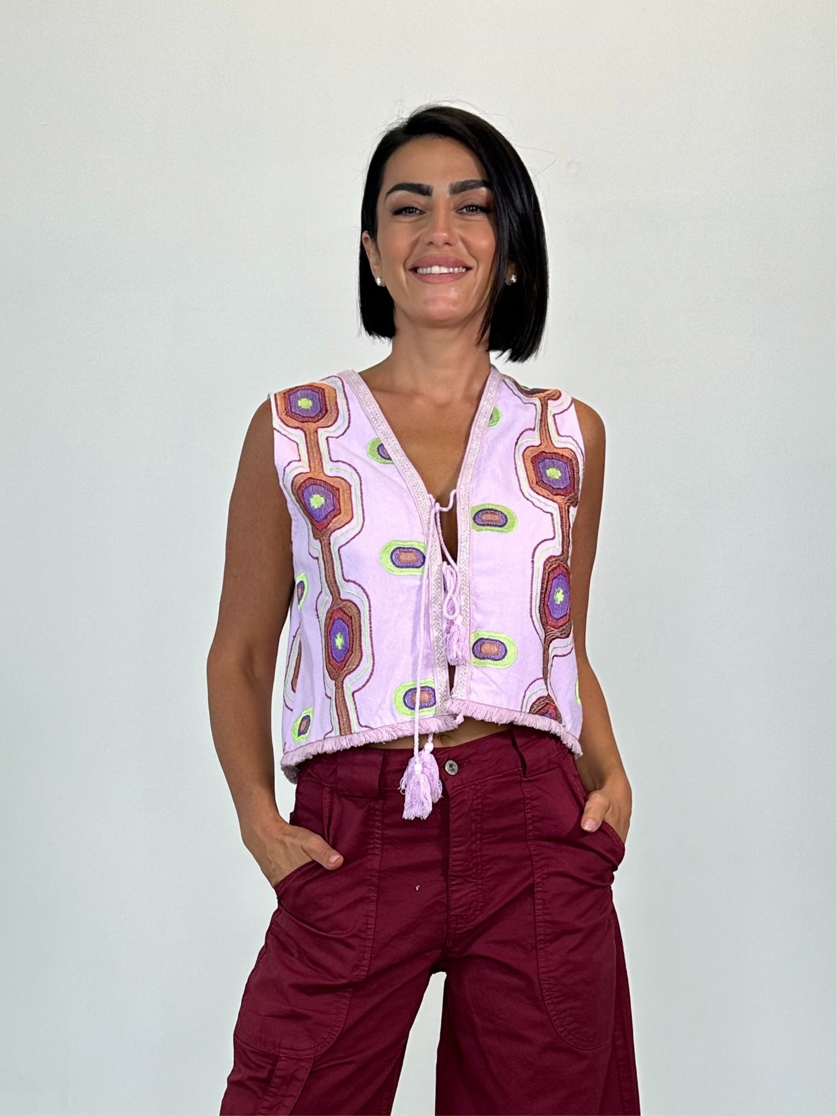 Gilet ricamato con laccetti