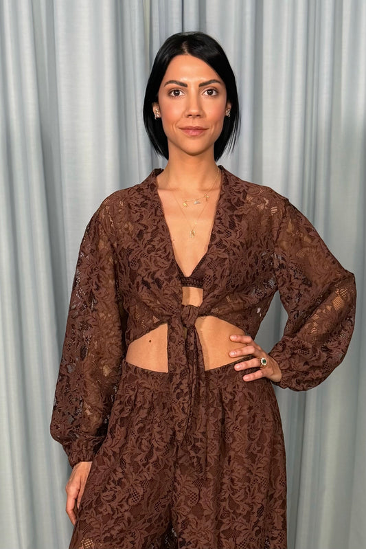 Blusa in pizzo con maniche lunghe e nodo frontale