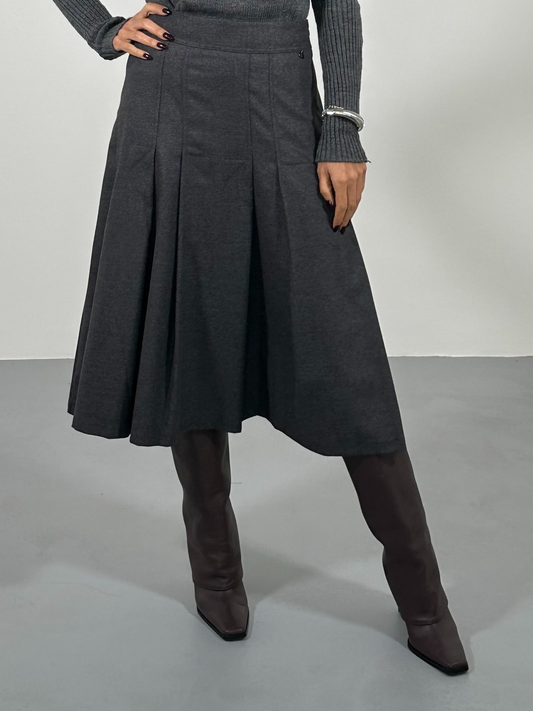 Gonna a pieghe con vita regolare e spacco centrale