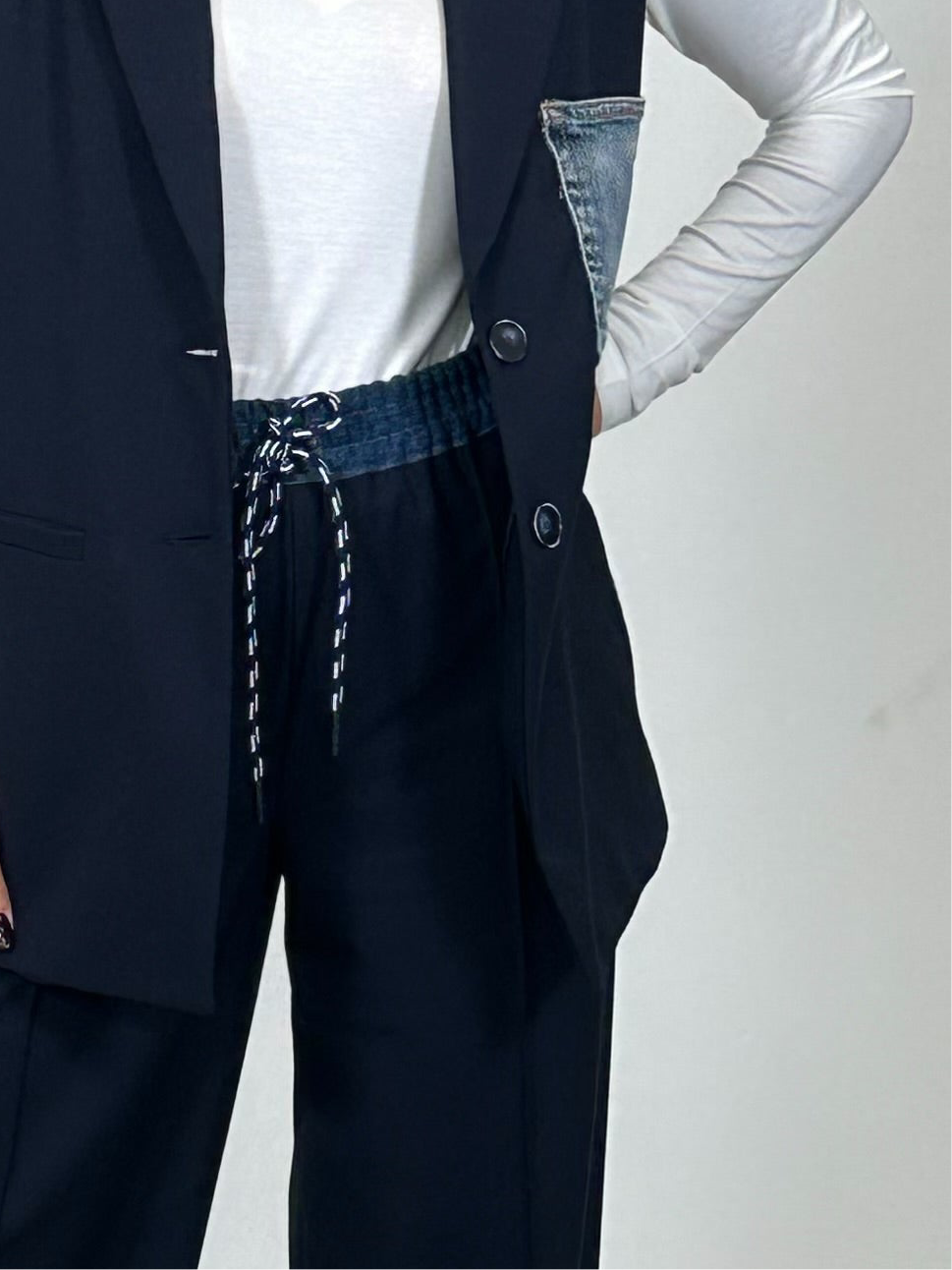 Pantaloni coulisse e inserti denim