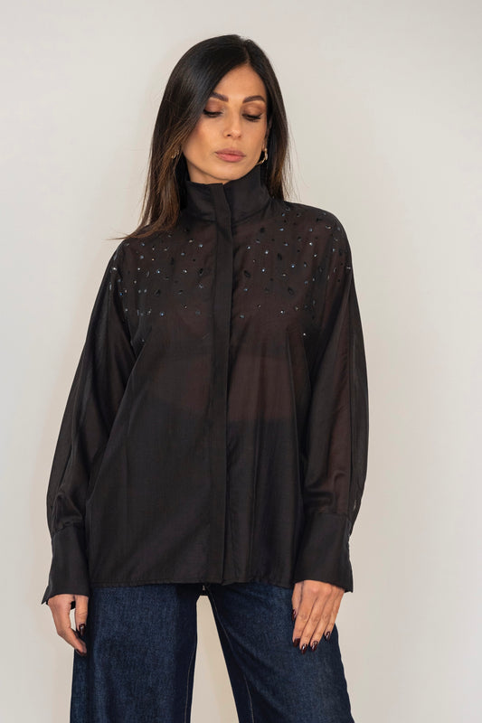 Camicia trasparente con cristalli applicati