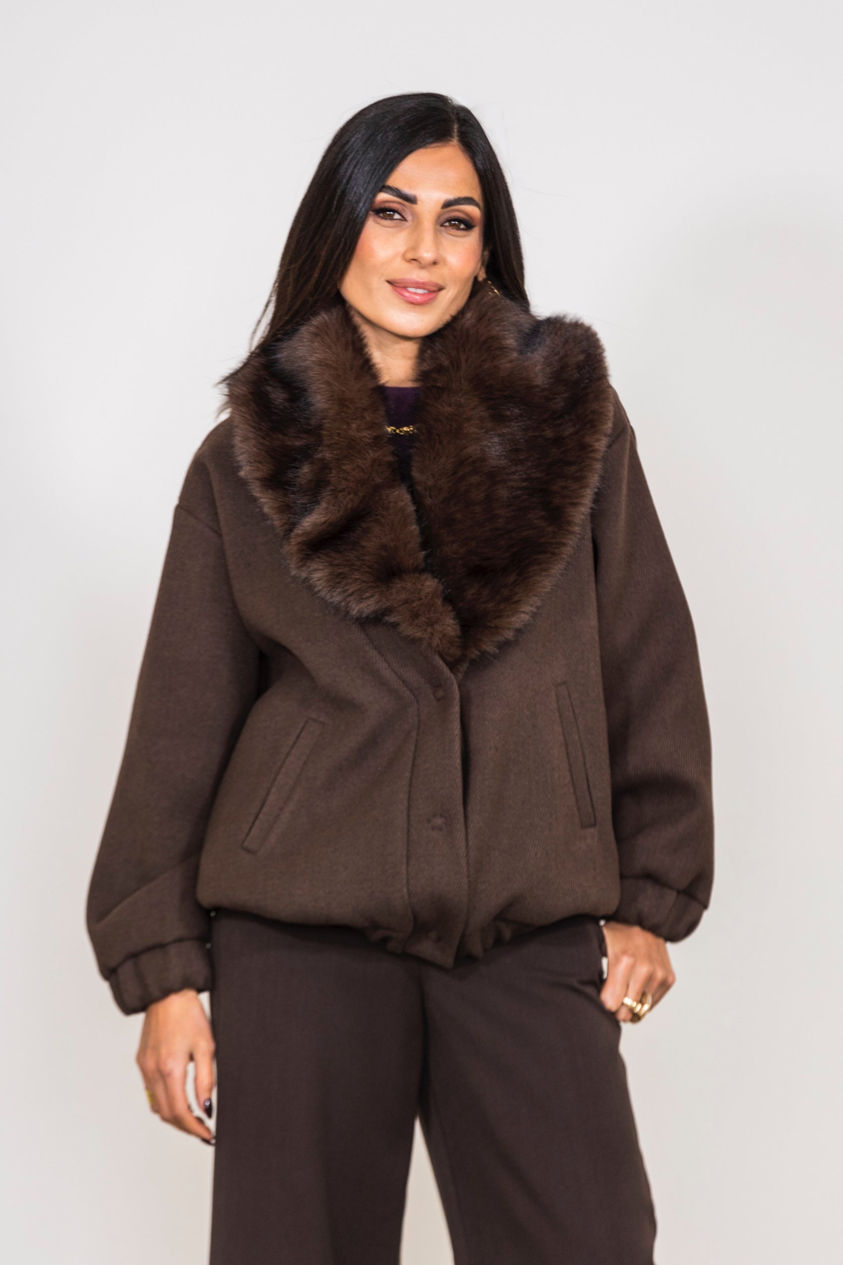 Cappotto corto con maxi collo effetto pelliccia