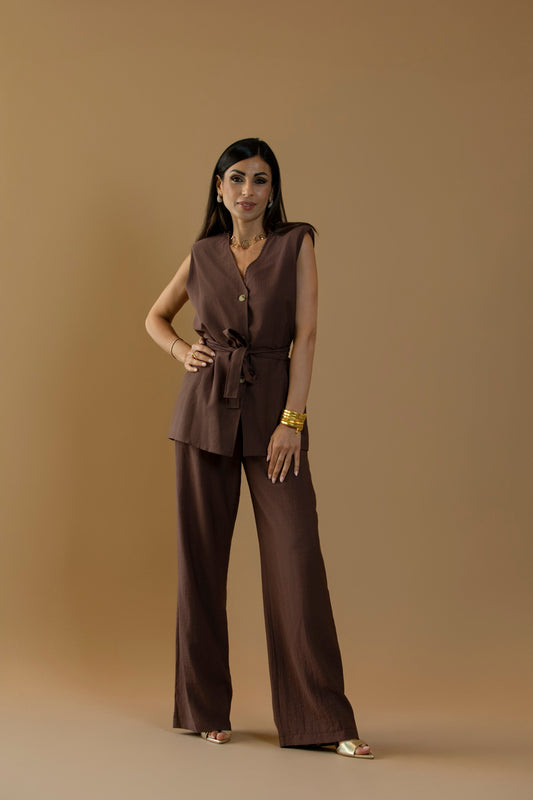 Trench smanicato con cintura regolabile