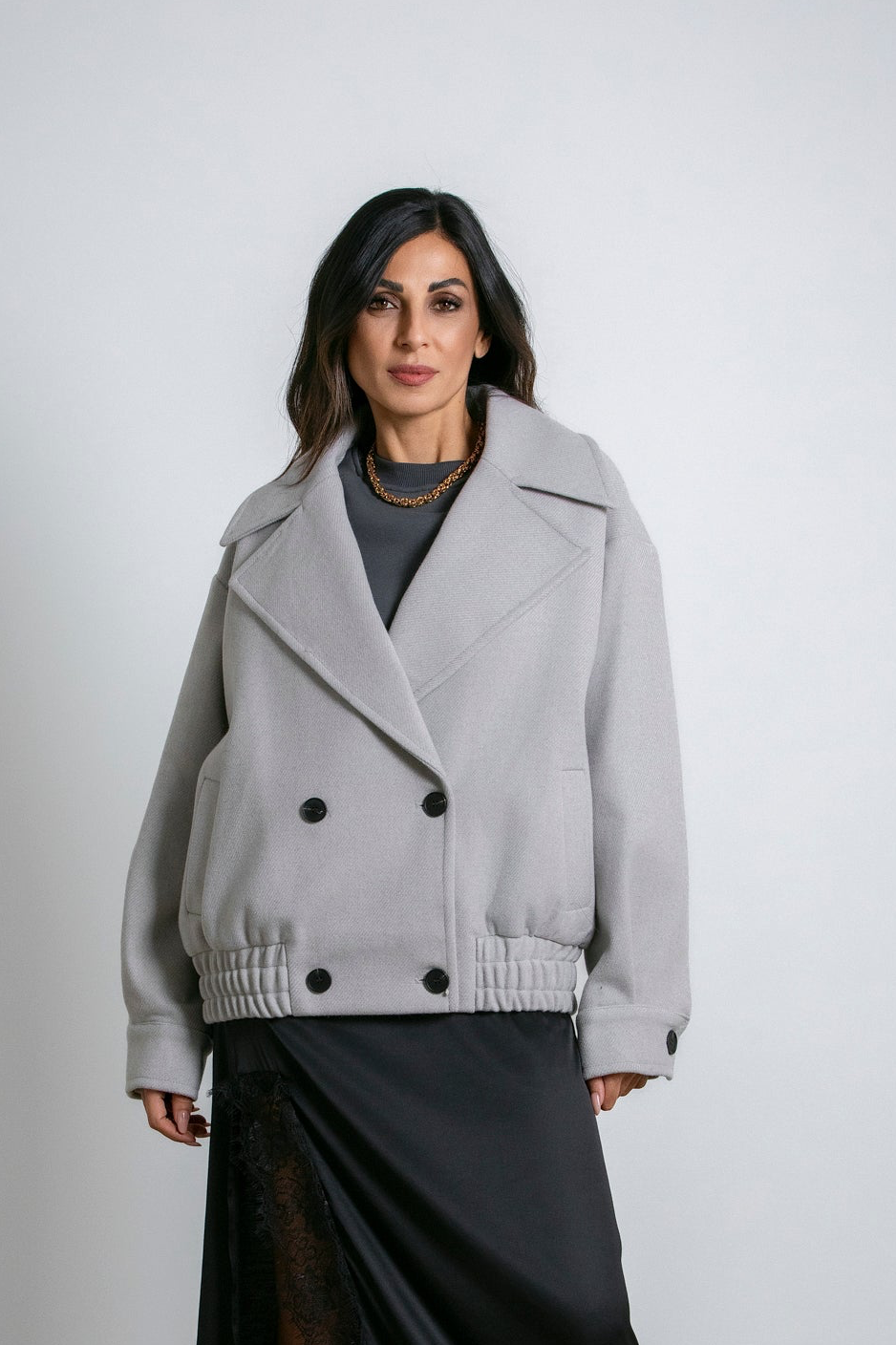 Cappotto lungo con ampio cappuccio e cintura