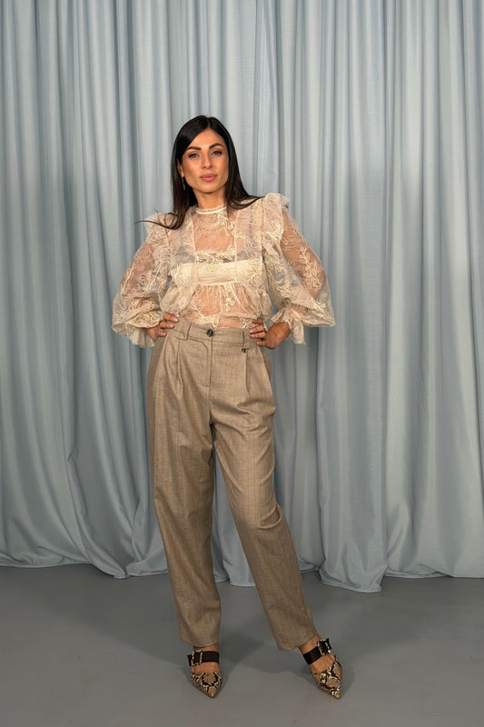 Pantaloni a vita alta con pinces e gamba ampia