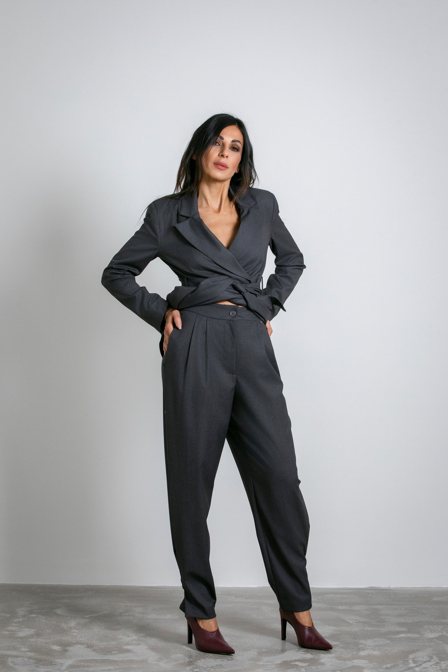 Trousers a vita alta con pinces e taglio dritto