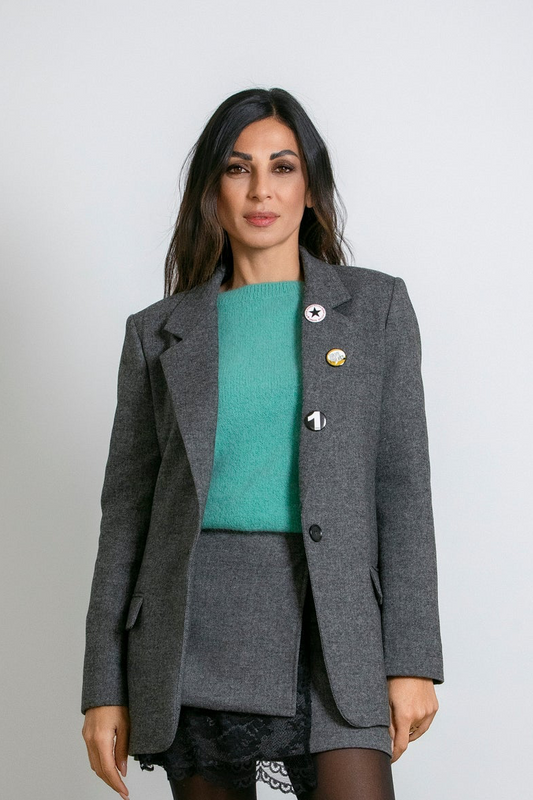 Blazer monopetto con spille decorative e tasche